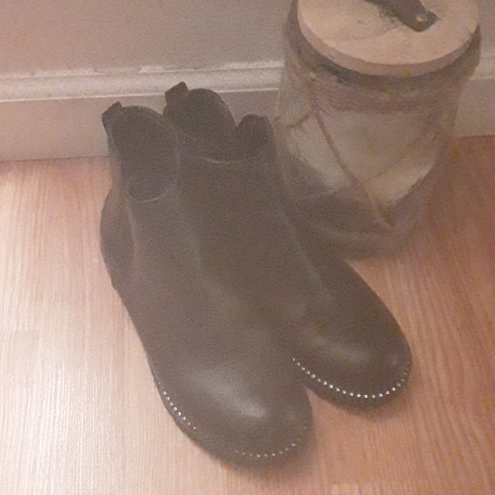 Girls ankle cut leather boots